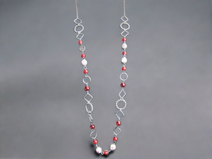 Crimson Petals: Red and White Glass Flower Bead Necklace